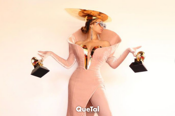 Beyoncé mostrando su colección de Grammys después de hacer historia